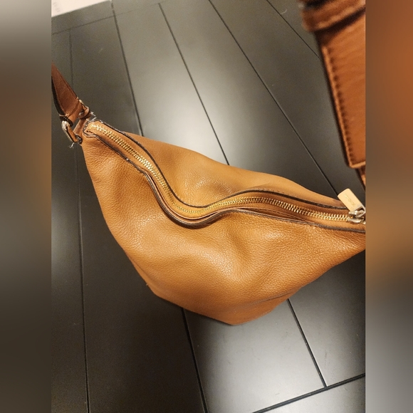 Michael Kors Lupita Medium Messenger bag in brown pebbled leather. - Picture 6 of 11